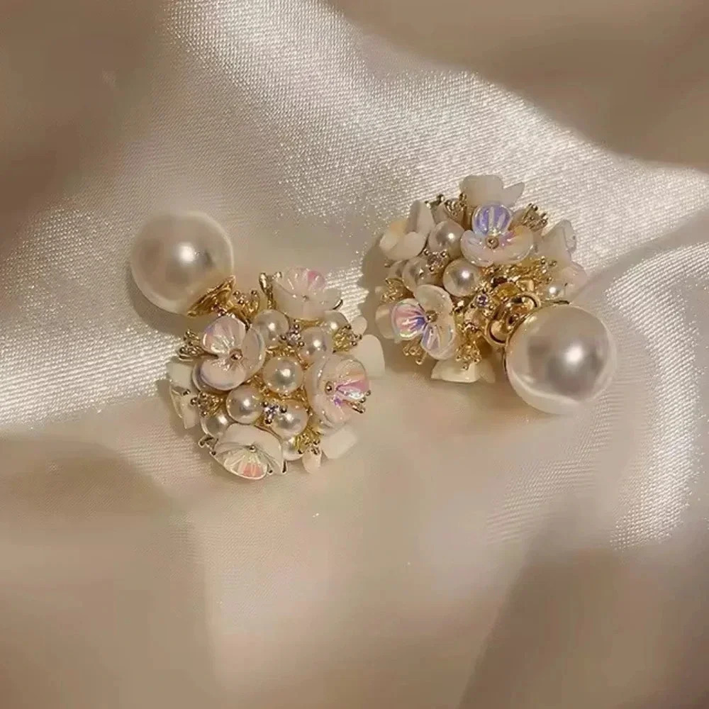 Perla White Shell Flower Stud Earrings